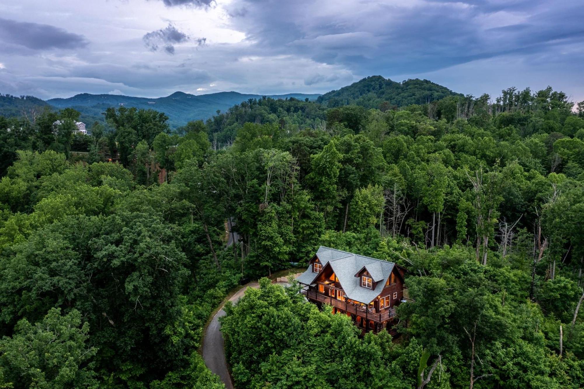 The Solstice - Amenities Galore Mountain Retreat 개틀린버그 외부 사진